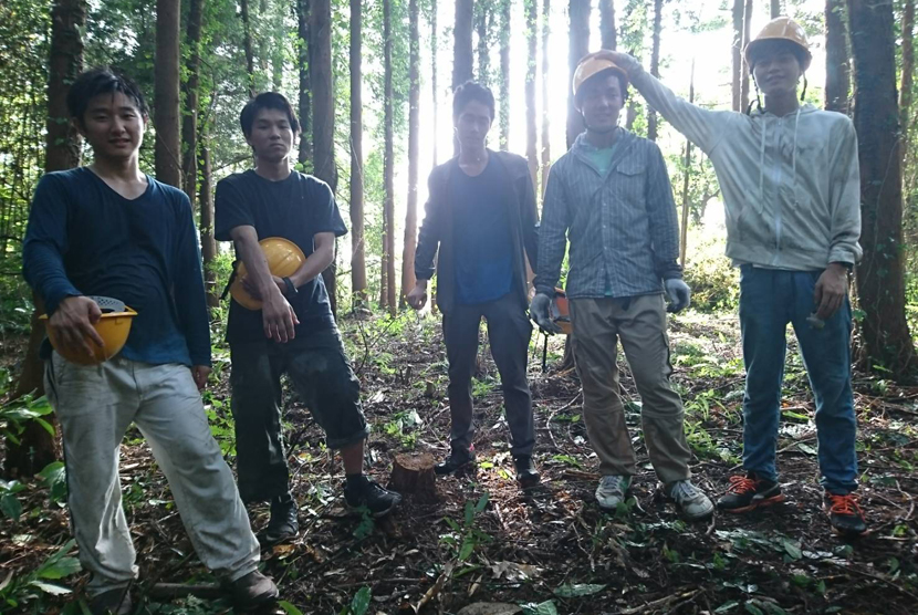 この日は早稲田大学の学生5人も手伝ってくれ、計7人で整備作業